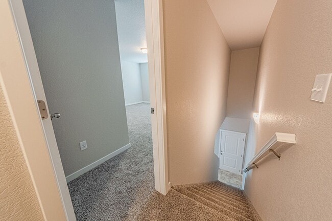 Building Photo - STYLISH 3-BEDROOM TOWNHOME w/ A/C **LIKE N...