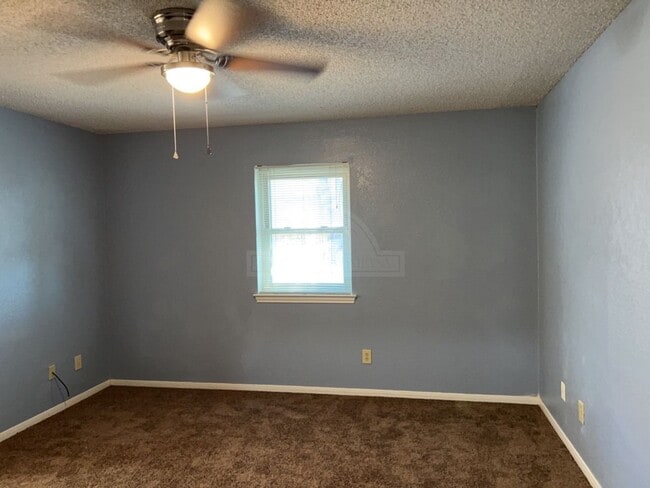 Building Photo - 2733 Phyllis Dr