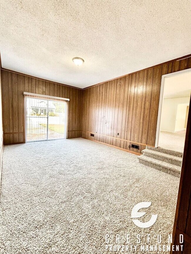 Building Photo - 3 BEDROOM AVAILABLE NOW - Minutes From For...