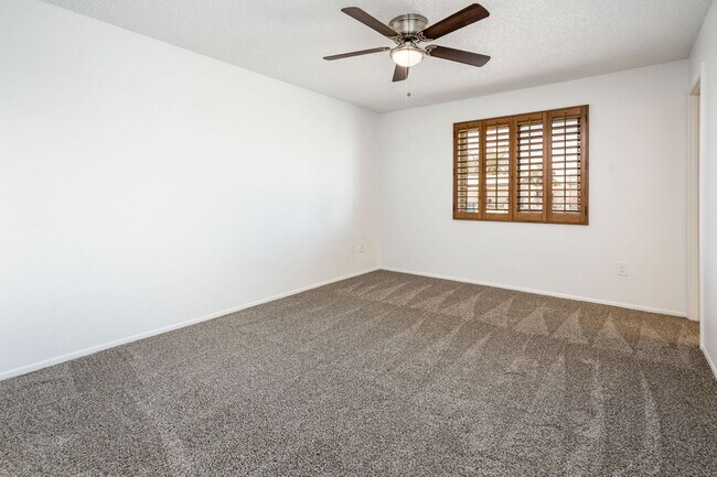 Building Photo - 3/2 sfh 2 car garage, huge yard 35th Ave &...