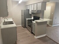Building Photo - 10901 Meadowglen Ln