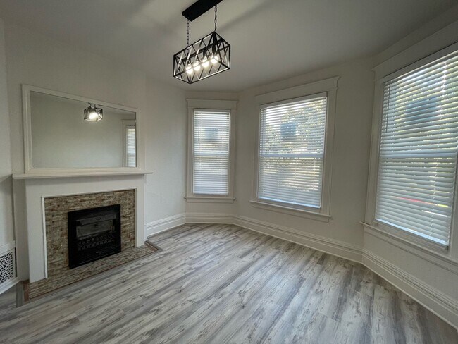 Building Photo - Remodeled Eastside Lower Duplex 4 Bed/1 Bath