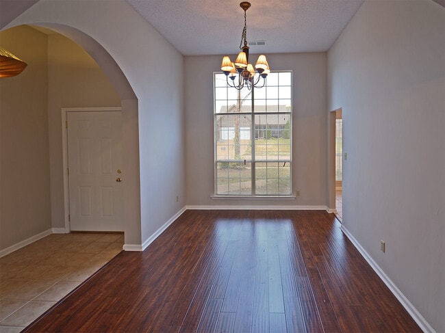 Building Photo - 3 bed, 2 bath near Macon and Houston Levee