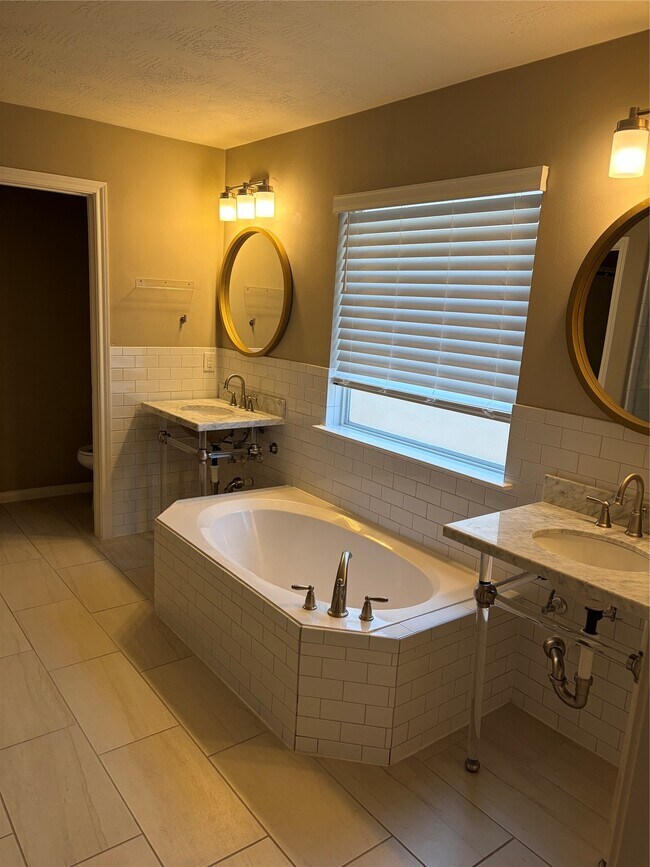 Building Photo - 15939 Cottage Ivy Cir