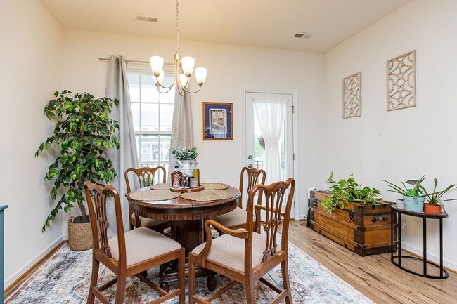 Building Photo - Gorgeous and Modern Home Available