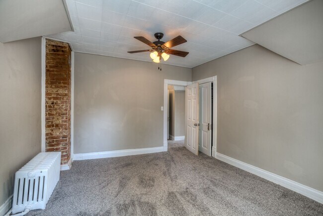 Building Photo - 5 Bedroom 2.5 Bath Midtown Home