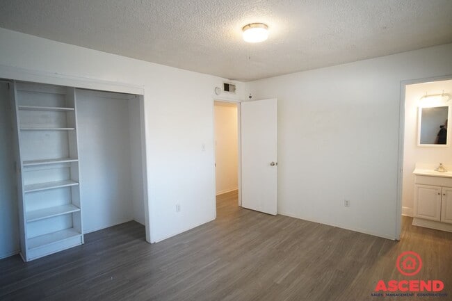 Building Photo - 904 Hurrle Ave