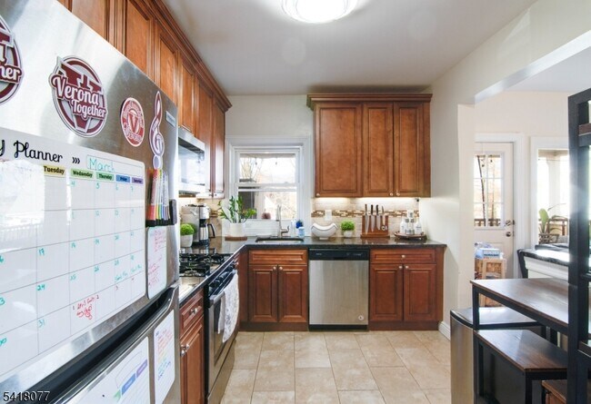 Building Photo - 660 Bloomfield Ave