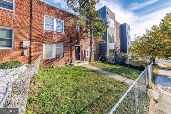 Building Photo - 905 19th St NE