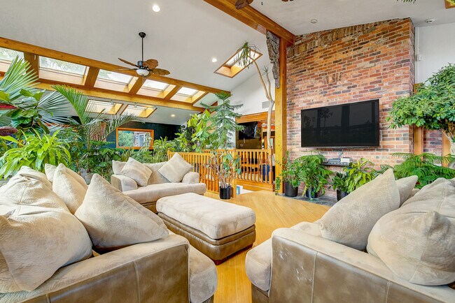 Building Photo - 8280 Queen St