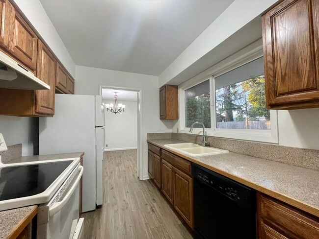 Building Photo - Classic 3 Bedroom 1.5 Bathroom Ranch House in Beaverton!! Great Yard! Cedar Hills~Cedar Mill Nort...