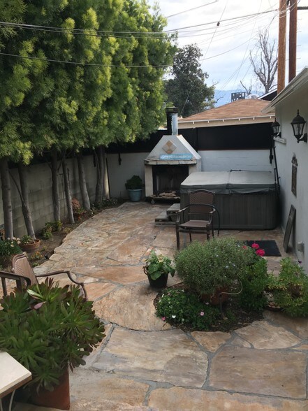 Backyard with hot tub - 1912 Jackson St