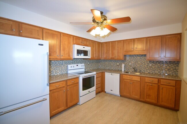 Building Photo - 1460 Elm St