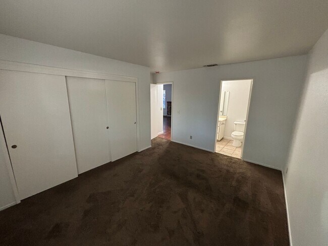 Building Photo - FREE DECEMBER RENT! Rosemont Condo - Spacious & Updated 2-Bed, 1-Bath Condo with In-Unit Laundry!