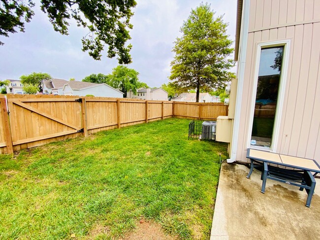Building Photo - {1423} Olathe Townhome + 3Bed/2.5Bath + Fe...