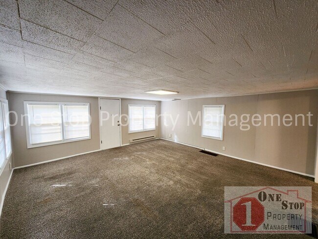 Building Photo - Come See this Charming 2-bedroom, 1-bath H...