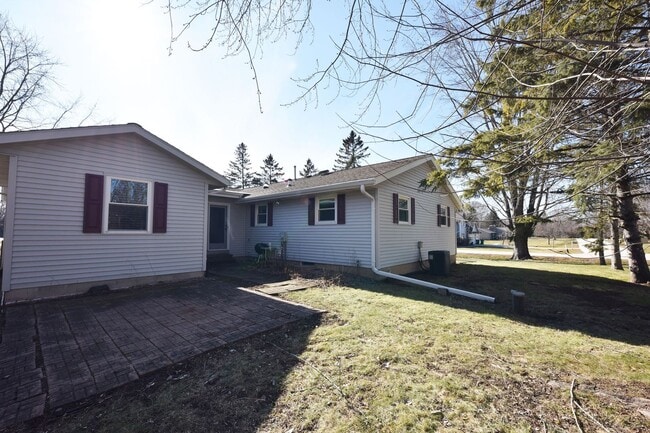 Building Photo - 1538 W Liebau Rd