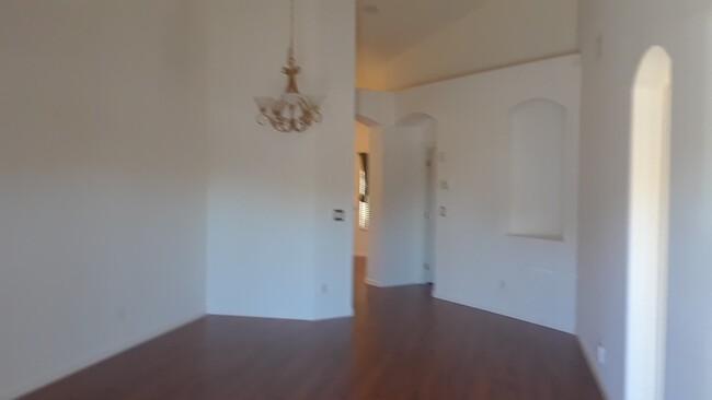 Building Photo - Spacious 3 bedroom home near Roseville Galleria Mall