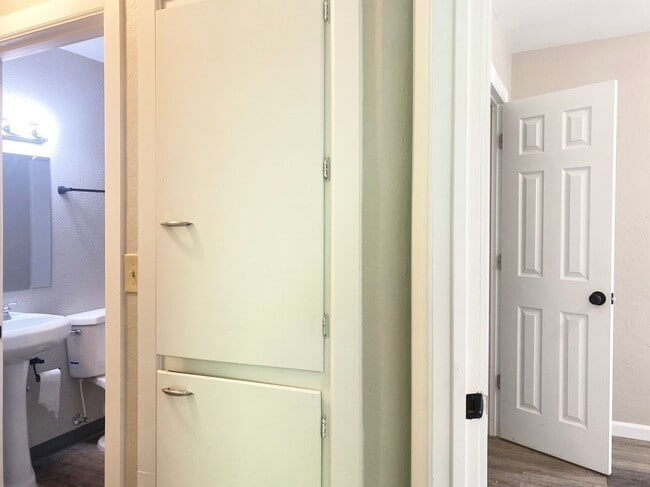 Building Photo - Remodeled 4-Plex Apartment - Attached Garage - Large Fenced Yard