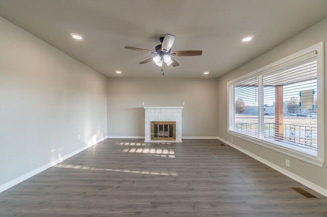 Building Photo - * Move-In Special * Beautiful Newly Remode...