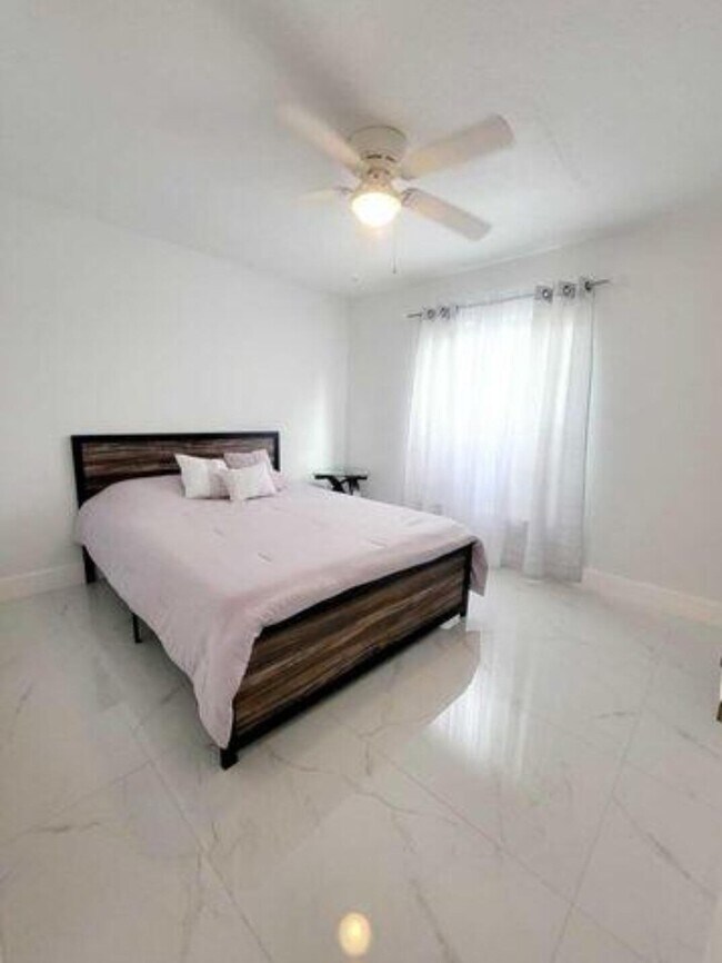 Building Photo - 1697 SW Clover St