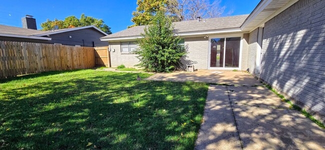 Building Photo - Updated Ranch Style Home in Wedgewood!