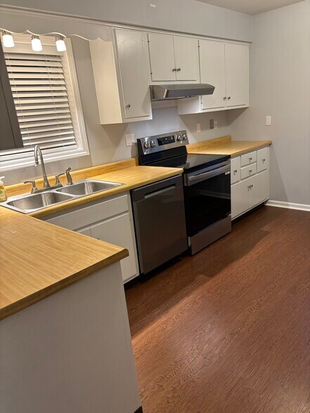 Kitchen with BRAND NEW LG range and dishwasher - 22 Williamsburg Cir