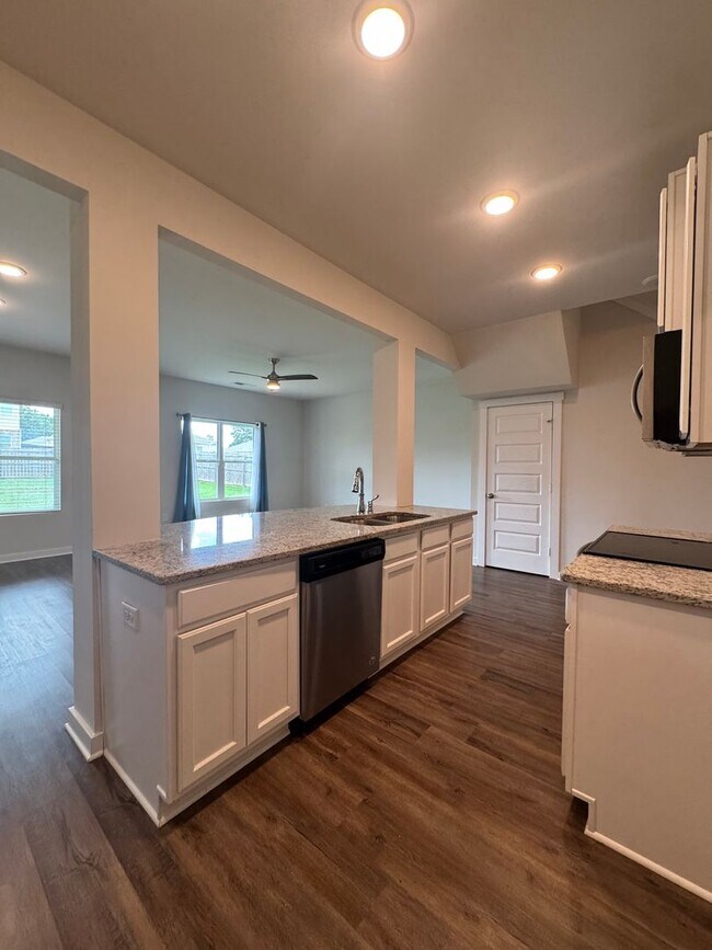 Building Photo - Spacious 3-Bedroom Home with Loft – Minute...
