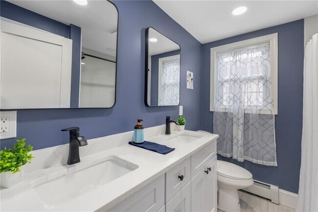 Building Photo - 33 Moorland Ave