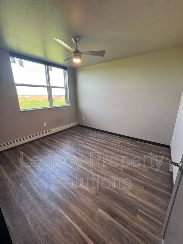 Building Photo - 220 E Greenfield Ln