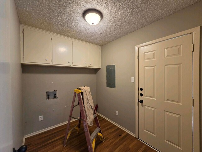 Building Photo - 113 Texas Ave