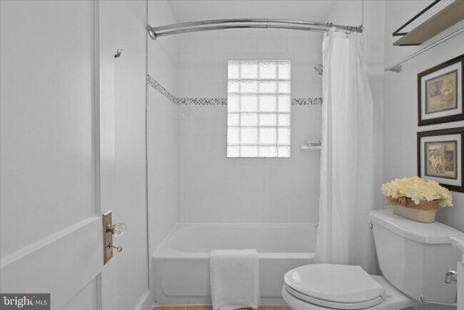 Building Photo - 521 Quintana Pl NW