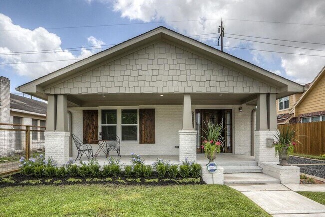 Building Photo - 2702 Rosewood St