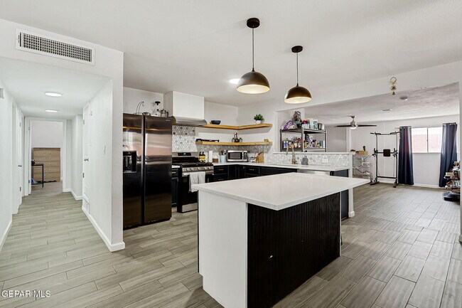 Building Photo - 9128 Diana Dr