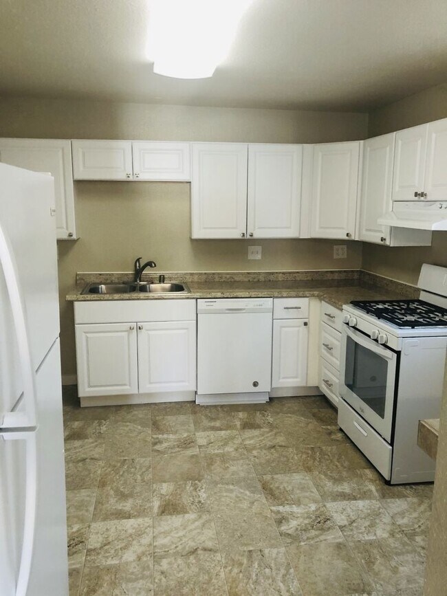 Building Photo - *683-685 High St