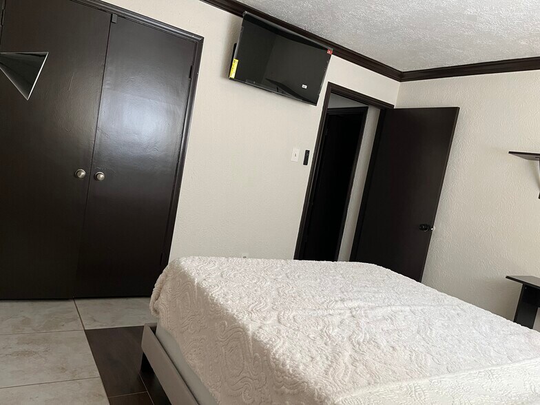 Building Photo - 3503 Canterbury Dr