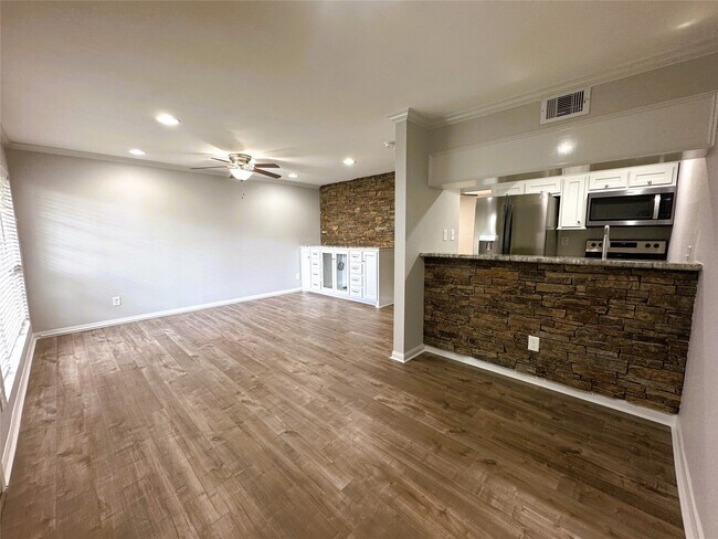 Building Photo - 5333 Richmond Ave