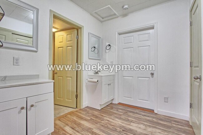 Building Photo - 2 Bed, 2 Bath Home with Large Yard Near Kiggins Bowl