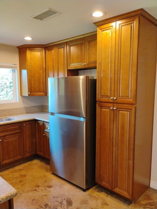 Building Photo - Like new 4 BR/3 Full Baths