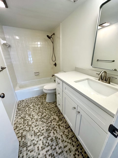 2nd bathroom - 25 Ivy Sq NE