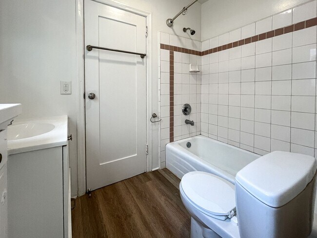Building Photo - 1 Bedroom in LA - $1,750.00