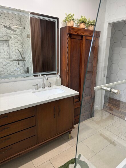 Bathroom #2 between Bedrooms #2 & #3 - 1068 E San Jose Ave