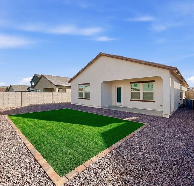 Building Photo - Spacious 4 Bedroom, 3 Bathroom home in Litchfield Park!