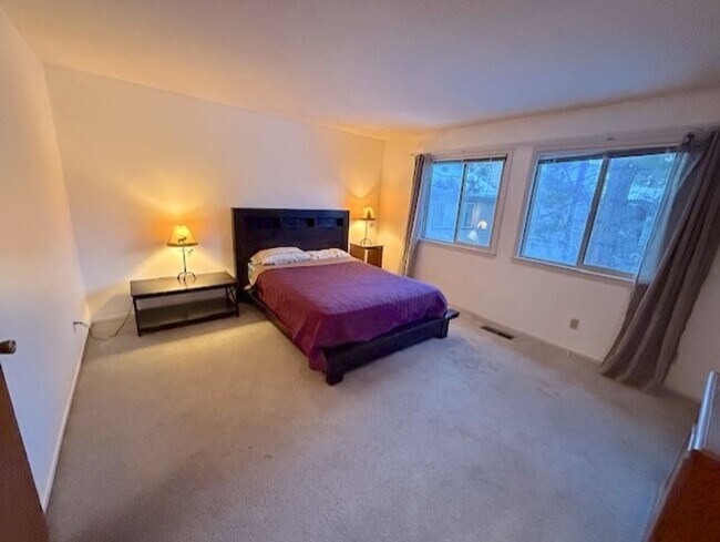 Building Photo - Long-Term Lake Forest Glenn Condo