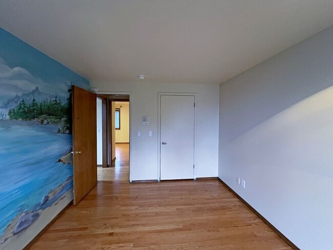 Building Photo - Gated Sound view home Des Moines area, 4 bed plus den 2.5 bath 3900 s/f, Available NOW!!!