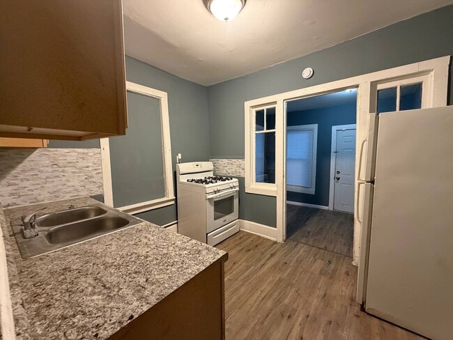 Building Photo - 3BR Single-Family Home with Basement & Off-Street Parking