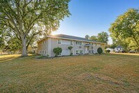 Building Photo - Spacious 1/BR/1 Bath Available Now!