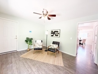 Building Photo - 450 NE Riverhill Dr