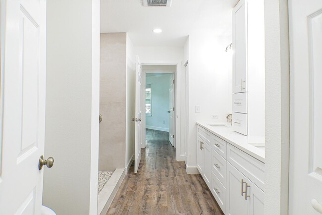 Building Photo - Beautifully renovated 3-bedroom, 2-bathroo...