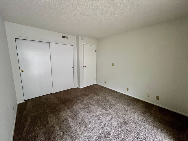 Building Photo - Nice 2 bed 2 bath second floor unit near Buckley Air Force base!